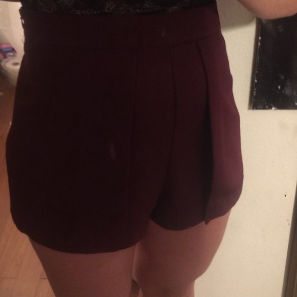 Burgundy dress shorts. Size Large - Picture 3 of 3
